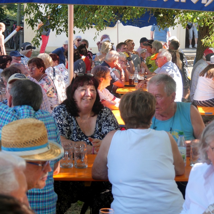 Ein Tisch mit Gästen des Gregoriusfestes
