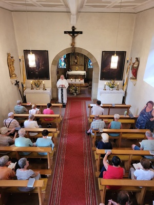 Blick von oben auf die versammelte Gemeinde in der Kapelle in Seligenstadt