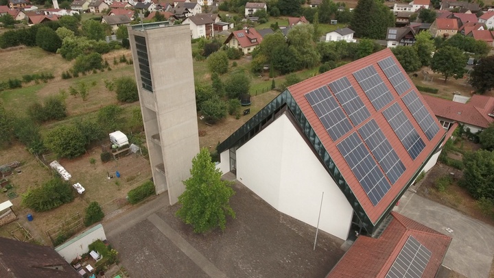 Das Klimaschutzkonzept regt auch den Bau von Photovoltaikanlagen auf kirchlichen Gebäuden wie hier auf der Kirche in Gräfendorf an.
