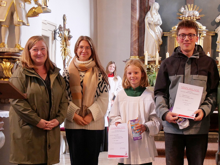 Gruppenbild mit vier Personen in der Kirche in Hausen