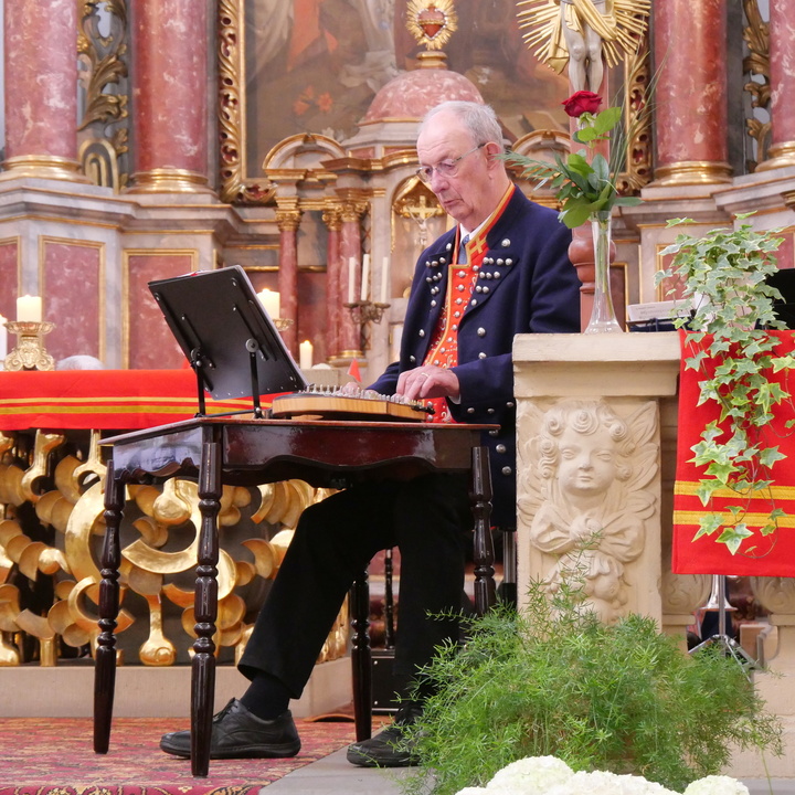 Hans Rhau an der Zither
