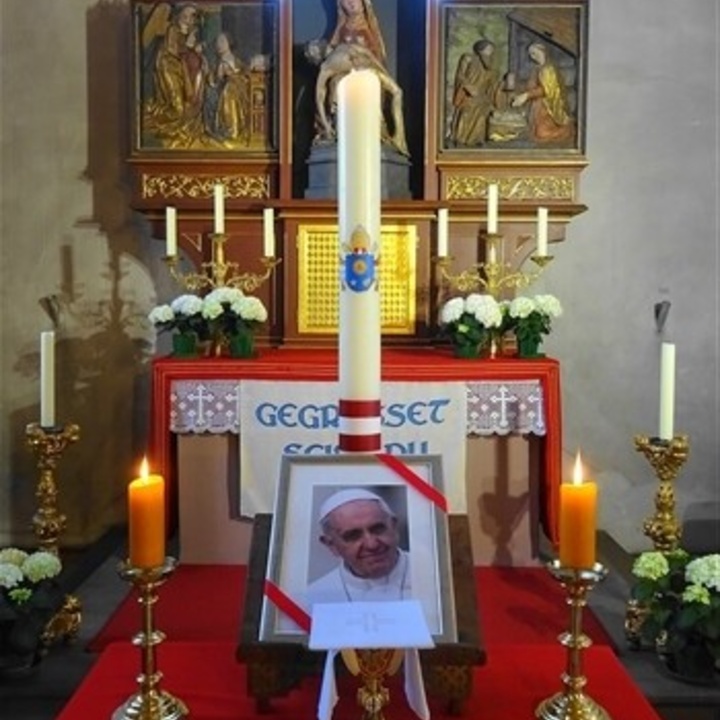 Totengedenken für Papst Franziskus in der Stadtpfarrkirche Hammelburg