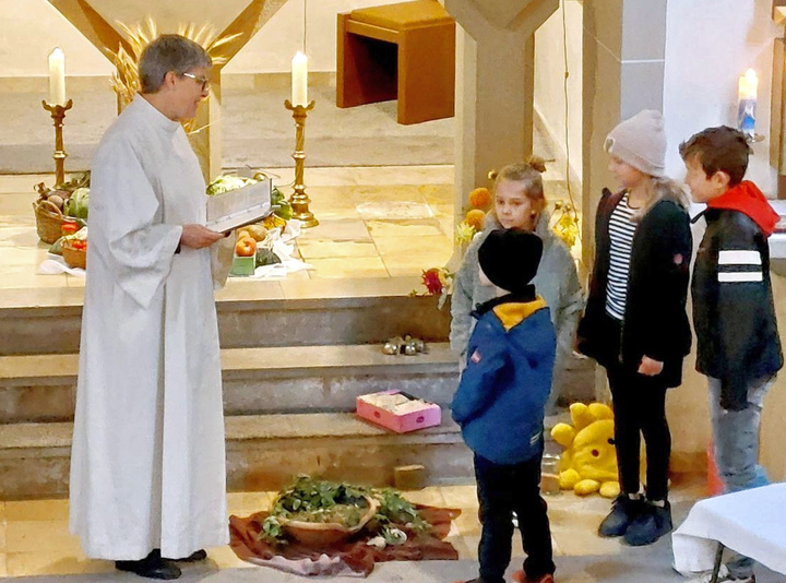 Gemeindereferentin Chlaudia Roßkopf segnet vier Kinder